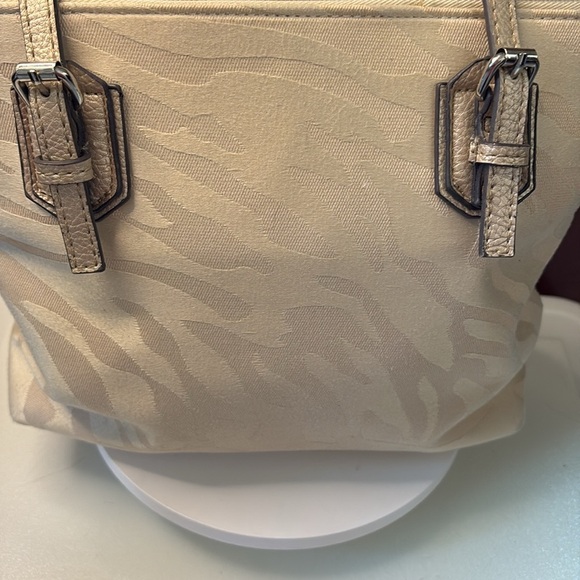 Dana Buchman  shoulder bag  two tone canvas/ Cream  metallic trim silvertone HW￼ - Picture 14 of 15